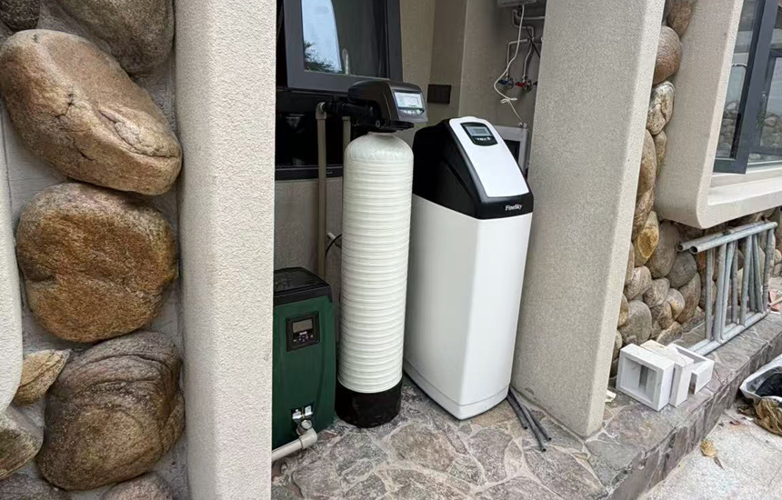 東莞寶湖山莊客戶安裝前置過濾器+中央凈水機(jī)+中央軟水機(jī)